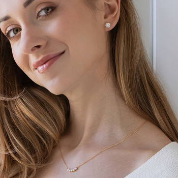 Komplet biżuterii: srebrny pozłacany naszyjnik z pięcioma cyrkoniami i kolczyki z drobnymi kryształami.