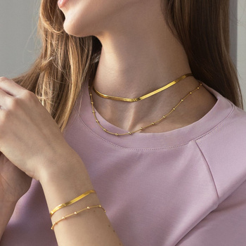 Komplet biżuterii: srebrne pozłacane naszyjniki i bransoletki, żmijki i z kuleczkami